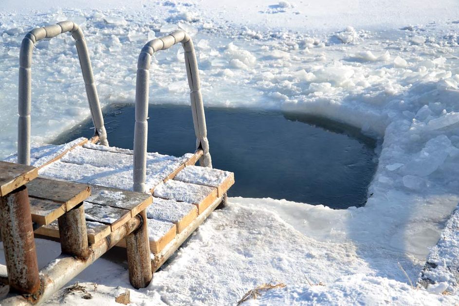 Безопасность при купании в проруби на Крещение.