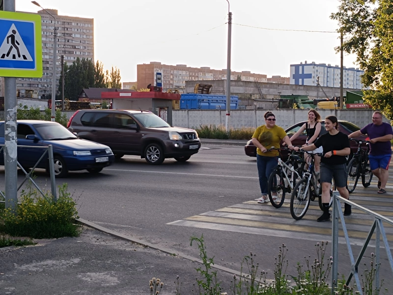 Семья соблюдает ПДД.